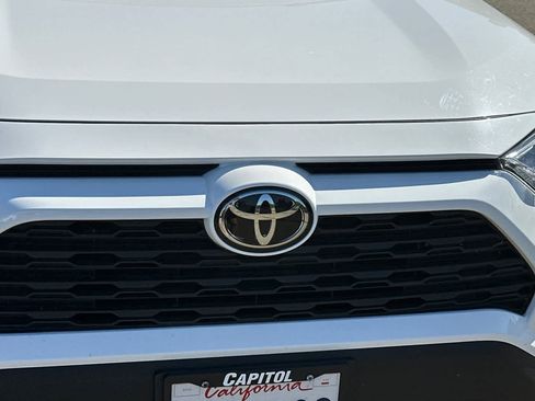 Used 2021 Toyota RAV4 XLE w/ Convenience Package FWD image 10