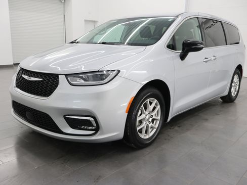 Used 2024 Chrysler Pacifica Touring-L FWD image 7