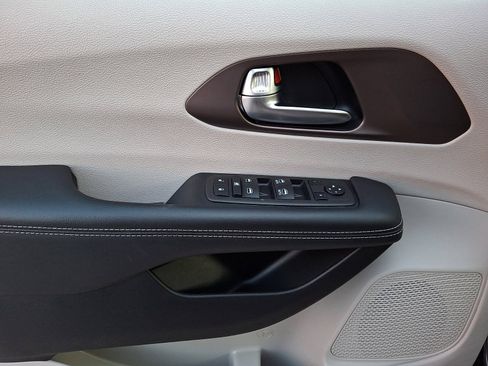 Used 2023 Chrysler Voyager LX image 13