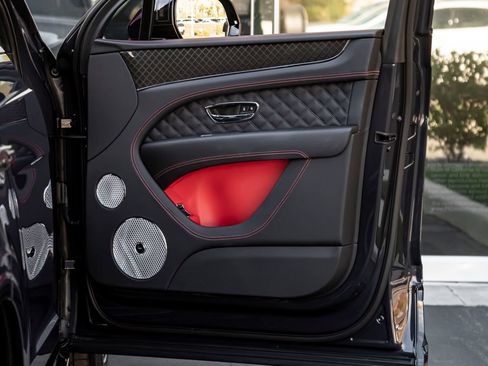 Certified 2025 Bentley Bentayga AWD/4WD image 36