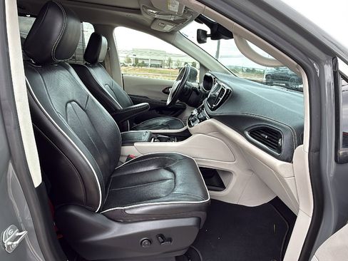 Certified 2021 Chrysler Pacifica Limited w/ Uconnect Theater Family Group image 28