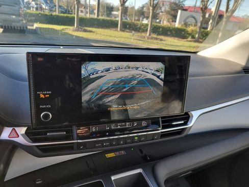 Used 2025 Toyota Sienna XLE image 30