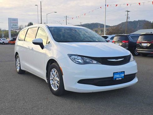 Used 2023 Chrysler Voyager LX image 7