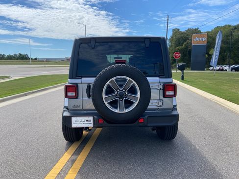 Used 2020 Jeep Wrangler Unlimited Sahara image 6