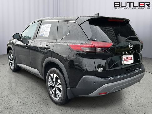 Used 2022 Nissan Rogue SV image 3