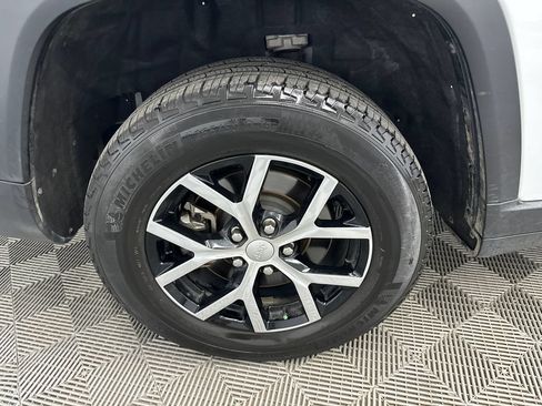 Used 2024 Jeep Grand Cherokee L Limited RWD image 20