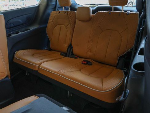 Used 2023 Chrysler Pacifica Pinnacle FWD image 35