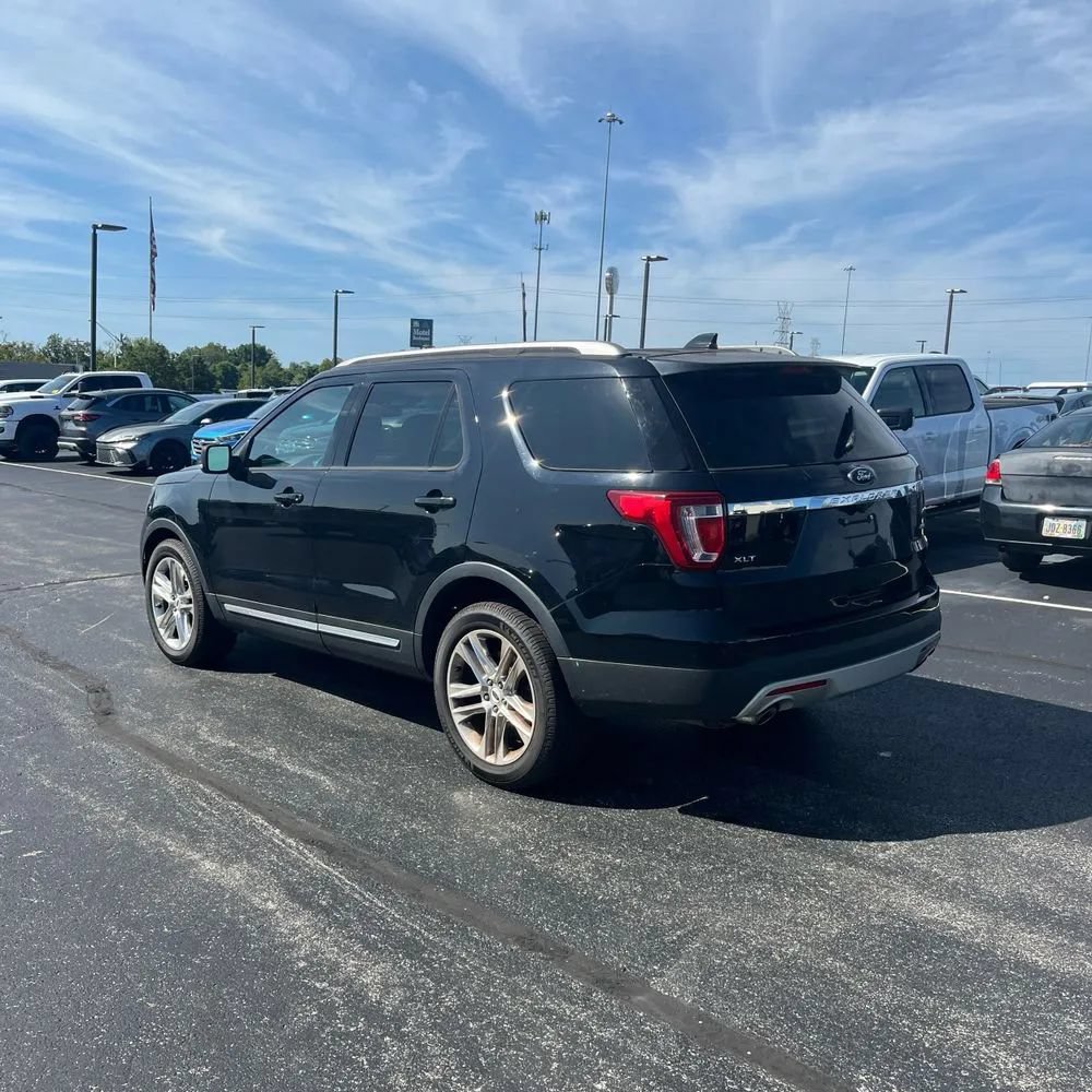 Used 2017 Ford Explorer XLT w/ Equipment Group 202A AWD/4WD image 8