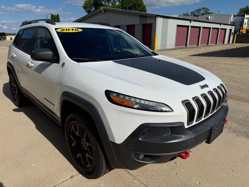 Used 2016 Jeep Cherokee Trailhawk w/ Leather Interior Group AWD/4WD image 5