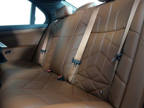 Used 2025 BMW 760i xDrive w/ Executive Package image 18