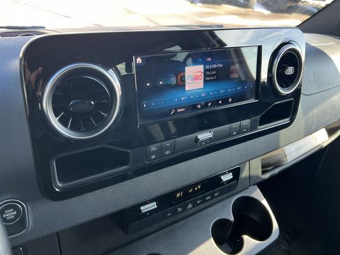 Used 2021 Mercedes-Benz Sprinter 2500 image 25
