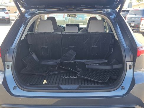 Used 2021 Toyota Venza LE image 7