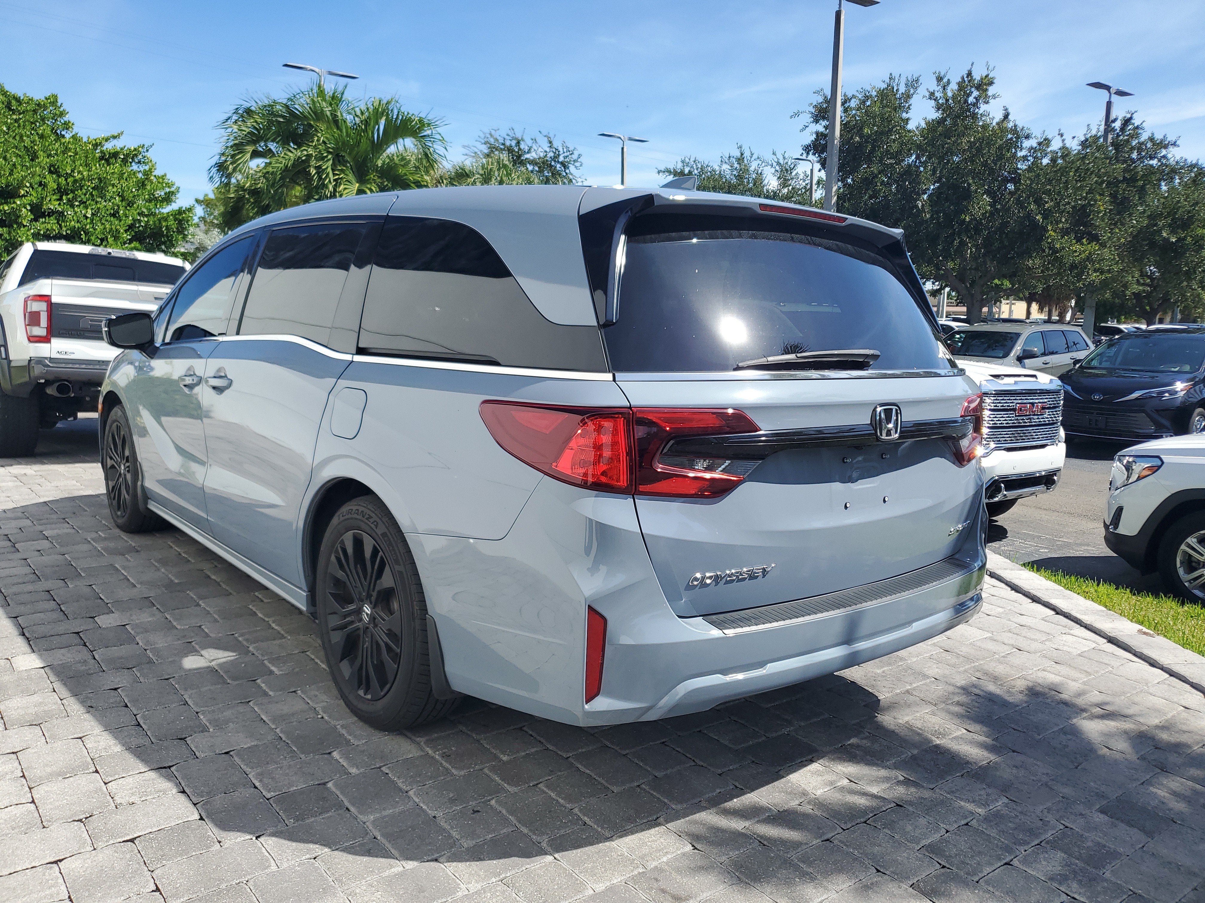 Used 2025 Honda Odyssey Sport-L image 3