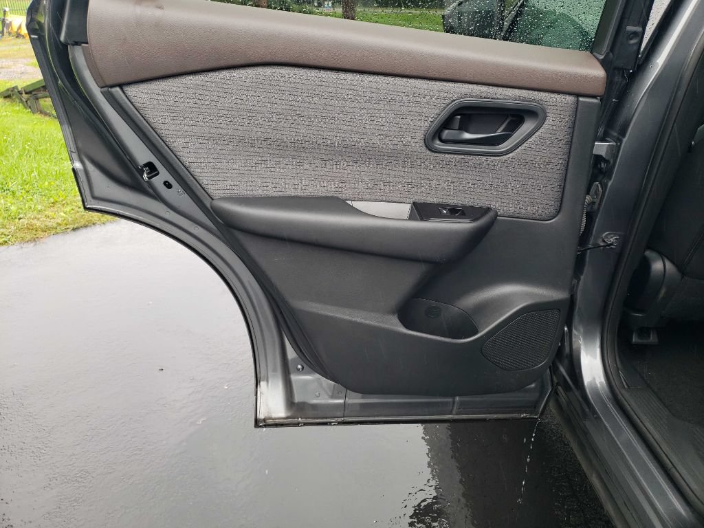 Used 2023 Nissan Rogue S AWD/4WD image 25