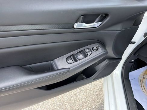 Used 2025 Nissan Altima 2.5 SV FWD image 15