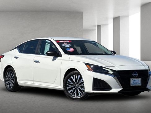 Used 2025 Nissan Altima 2.5 SV FWD image 2