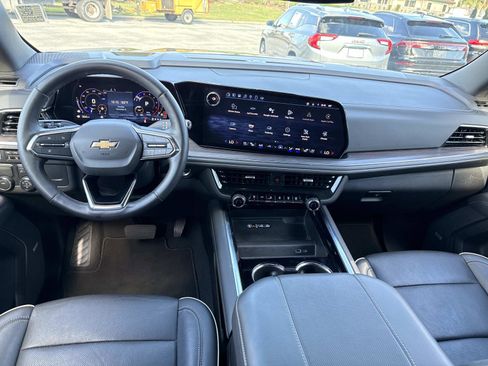 Used 2025 Chevrolet Suburban Premier image 18