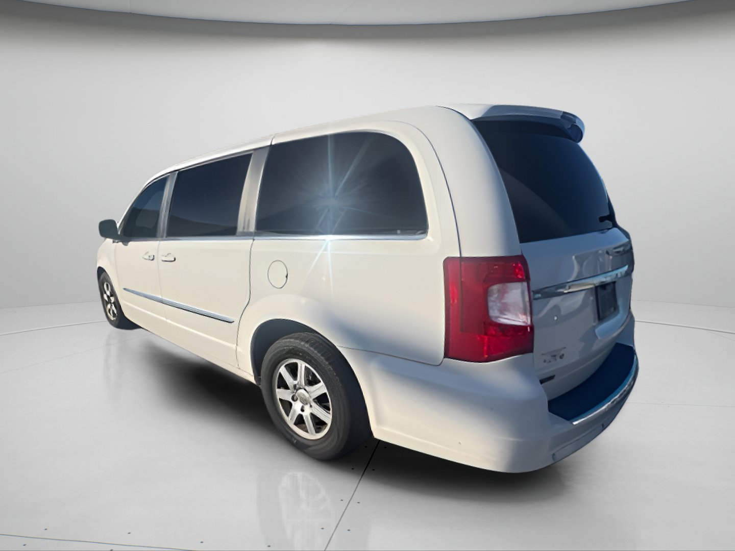 Used 2012 Chrysler Town & Country Touring-L w/ Entertainment Group #2 FWD image 2