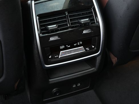 Used 2025 BMW X7 xDrive40i w/ Executive Package image 33