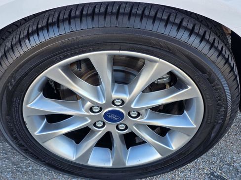 Used 2017 Ford Fusion SE w/ Fusion SE Technology Package image 40