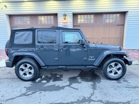 Used 2017 Jeep Wrangler Unlimited Sahara w/ Connectivity Group AWD/4WD image 2
