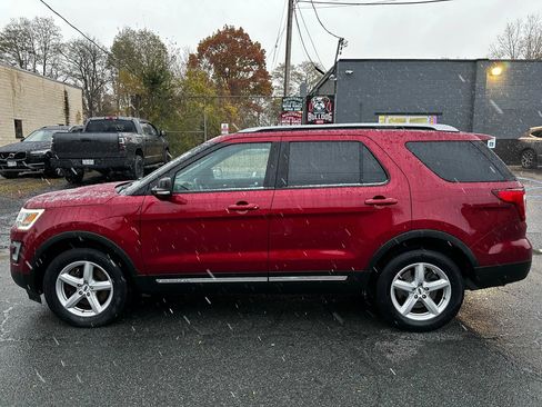 Used 2017 Ford Explorer XLT image 9