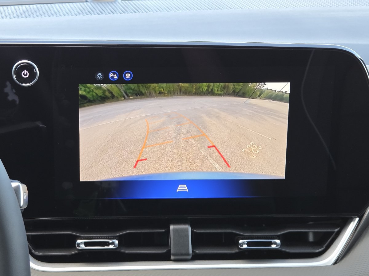New 2027 Chevrolet Equinox LT w/ Convenience Package II FWD image 8