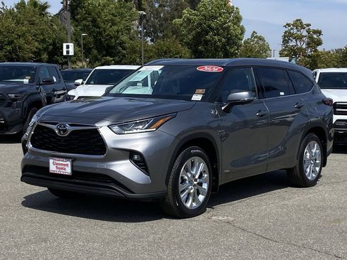 Certified 2026 Toyota Highlander Limited AWD/4WD image 39