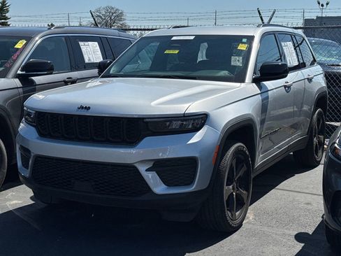 Used 2024 Jeep Grand Cherokee Altitude image 6