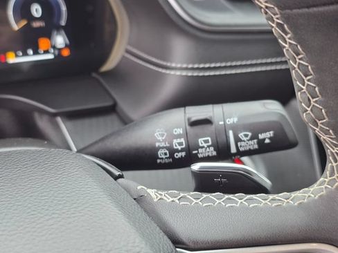 Used 2023 Jeep Grand Cherokee L Laredo RWD image 33
