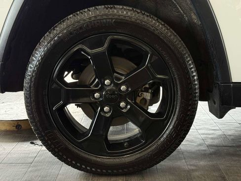 Used 2019 Jeep Grand Cherokee Laredo image 38