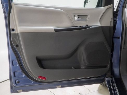 Used 2017 Toyota Sienna LE image 20