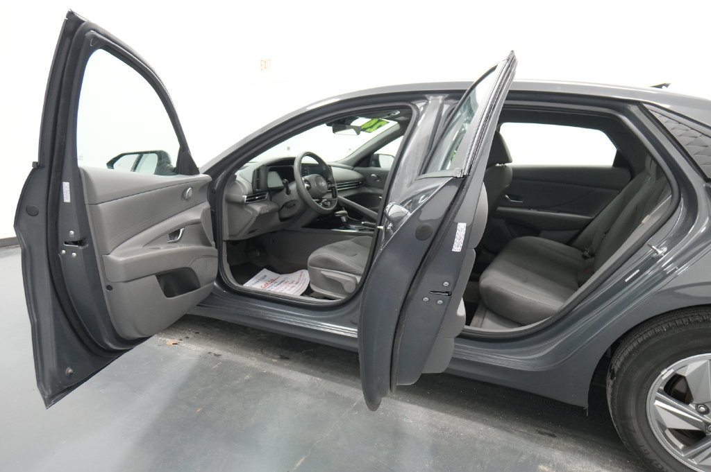 Used 2024 Hyundai Elantra SE FWD image 17
