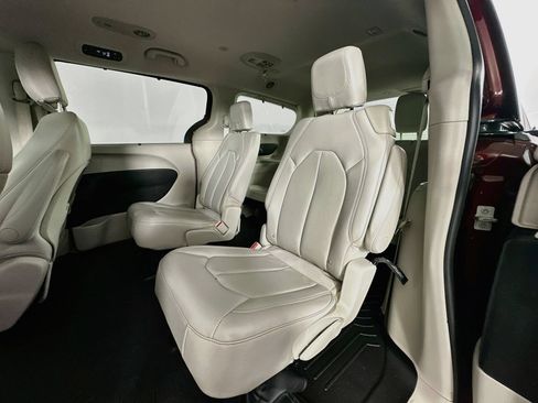 Used 2017 Chrysler Pacifica Touring-L FWD image 24