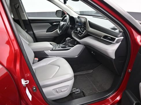 Used 2021 Toyota Highlander XLE image 12