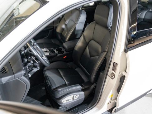 Certified 2024 Porsche Macan AWD/4WD image 5