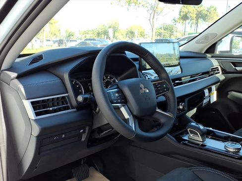 New 2026 Mitsubishi Outlander SE image 11
