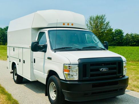 Used 2022 Ford E-350 and Econoline 350 Super Duty w/ Power Windows & Locks Group RWD image 6