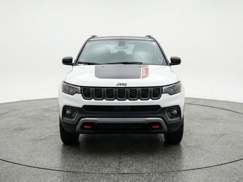 Used 2025 Jeep Compass Trailhawk AWD/4WD image 2