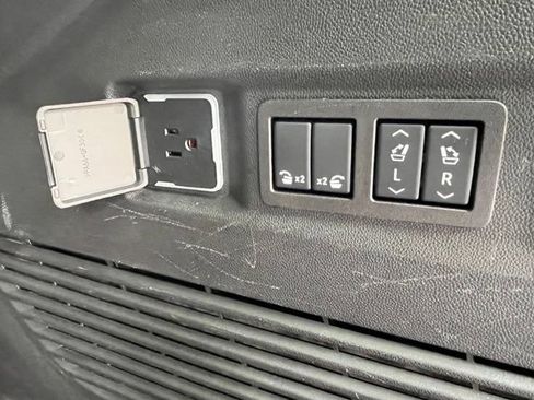 Used 2025 GMC Yukon Denali AWD/4WD image 28