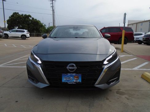 Used 2024 Nissan Altima 2.5 SV FWD image 2