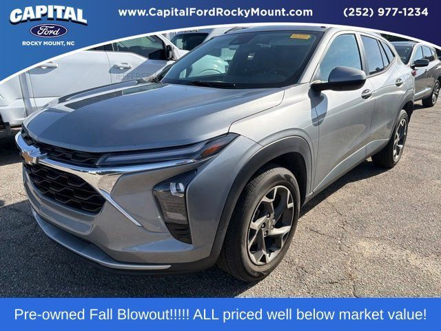 Used 2024 Chevrolet Trax LT w/ Sunroof Package FWD image 1