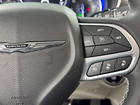 Used 2023 Chrysler Pacifica Touring-L AWD/4WD image 26