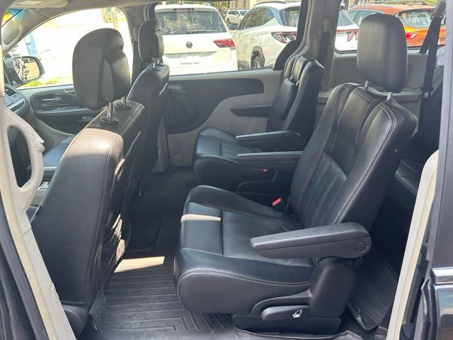 Used 2016 Chrysler Town & Country Touring FWD image 15