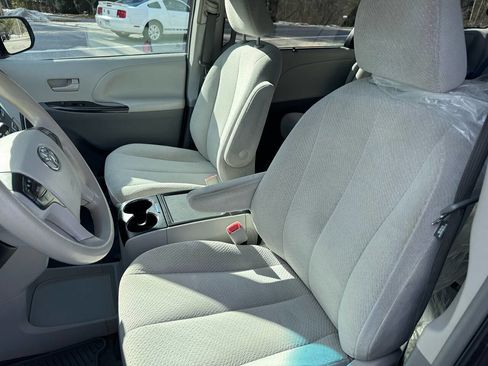 Used 2014 Toyota Sienna LE image 22