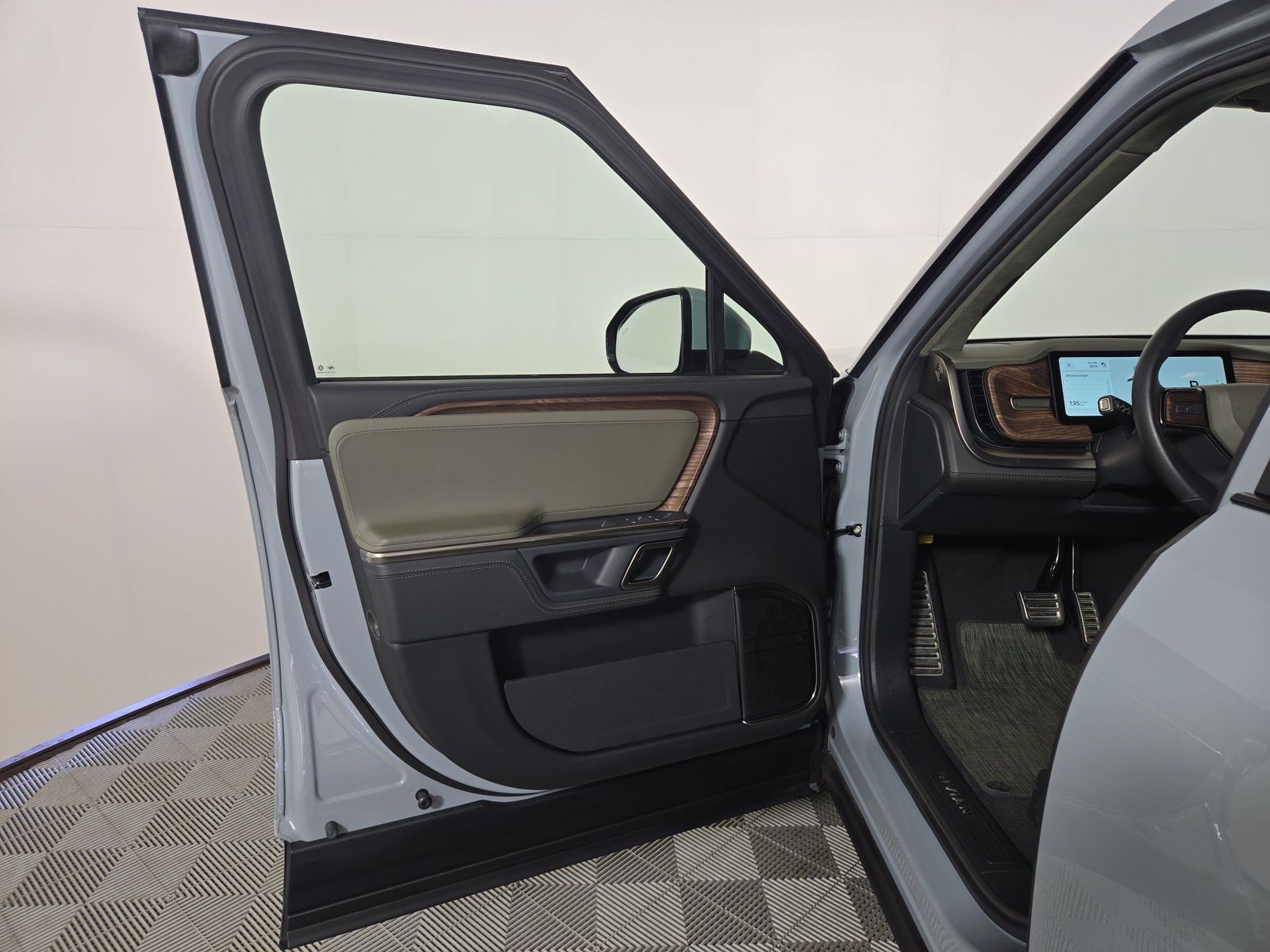 Used 2024 Rivian R1T Adventure Dual AWD/4WD image 16
