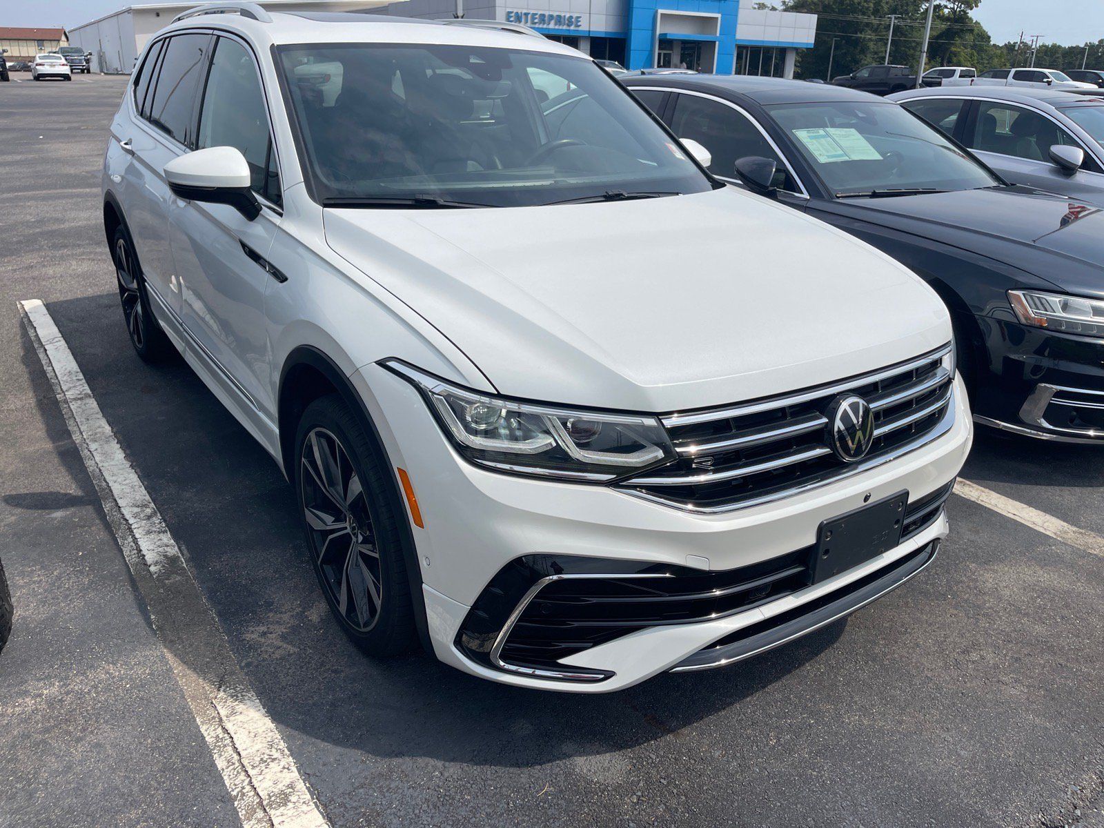Used 2023 Volkswagen Tiguan SEL R-Line AWD/4WD image 3