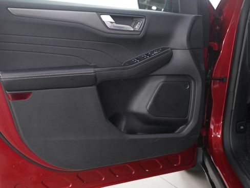 Used 2025 Ford Escape SE w/ Class II Trailer Tow Package image 19