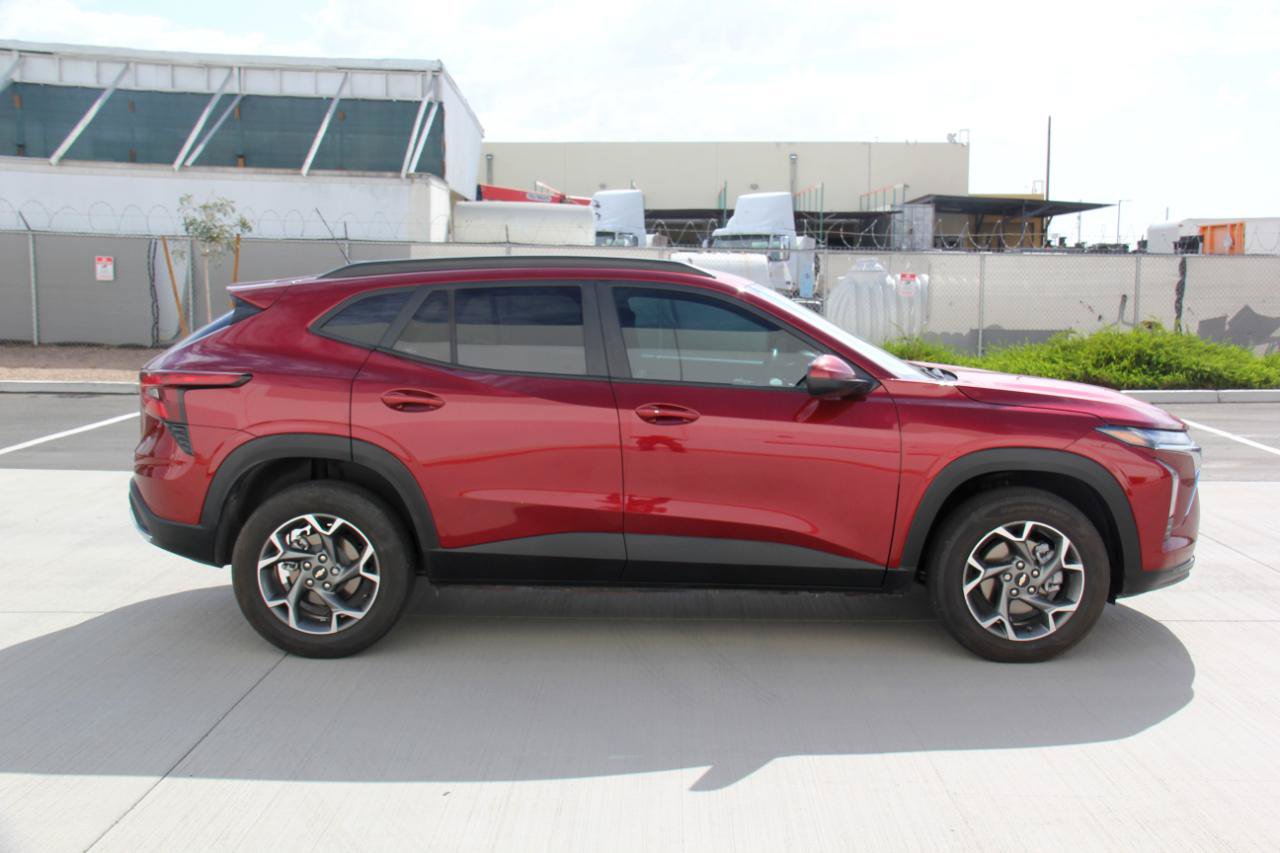 Used 2025 Chevrolet Trax LT w/ LT Convenience Package FWD image 4