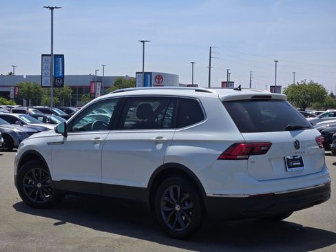 Used 2024 Volkswagen Tiguan SE w/ Panoramic Sunroof Package AWD/4WD image 5